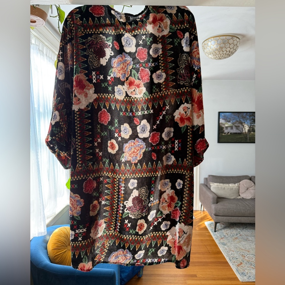 Floral Patterned Tapestry - Black and Red